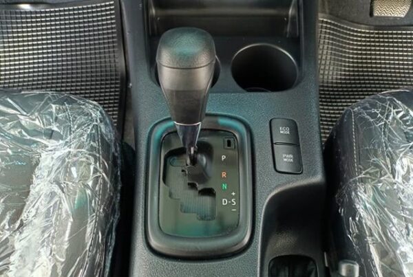 TOYOTA HILUX - Image 11