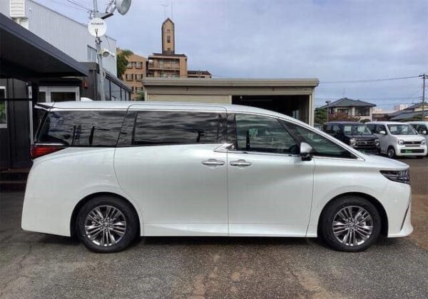 Toyota Alphard - Image 4