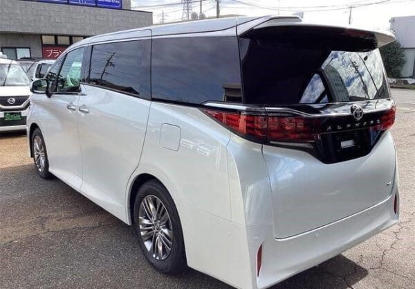 Toyota Alphard - Image 8